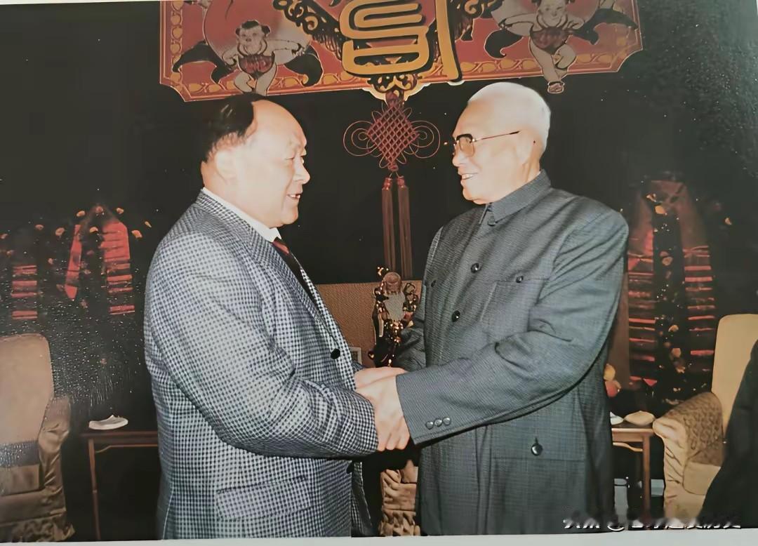 金秋十月，暖意融融。2003年，时任总参谋长梁光烈专程登门，看望德高望重的老首长