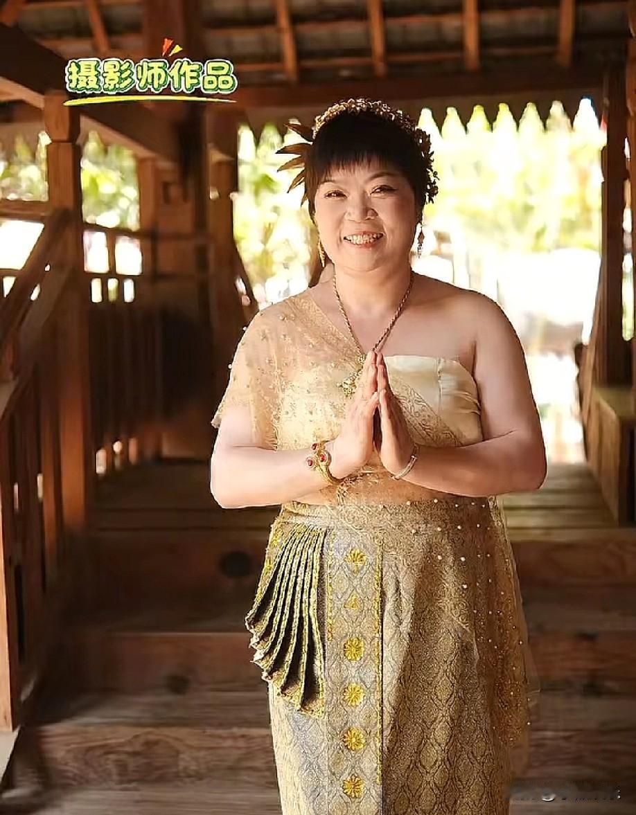 阿姨也太幸福了吧，跟着小凤一起拍了美美的照片，现在的她，跟平日里判若两人。

这