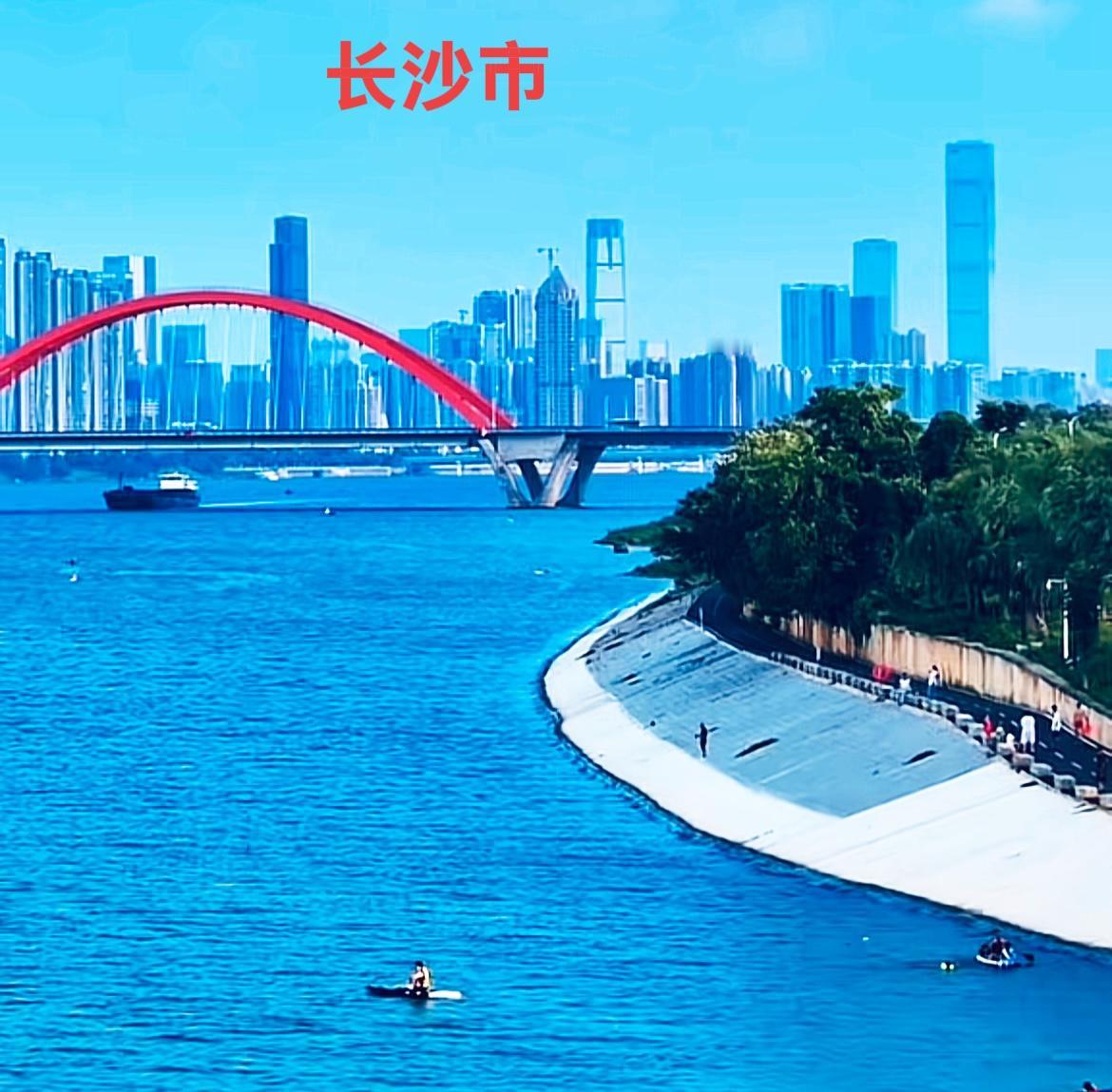 大家有没有发现？一条长沙的湘江两岸，从这个角度看去，觉不觉得像沿海地区的海滨城市