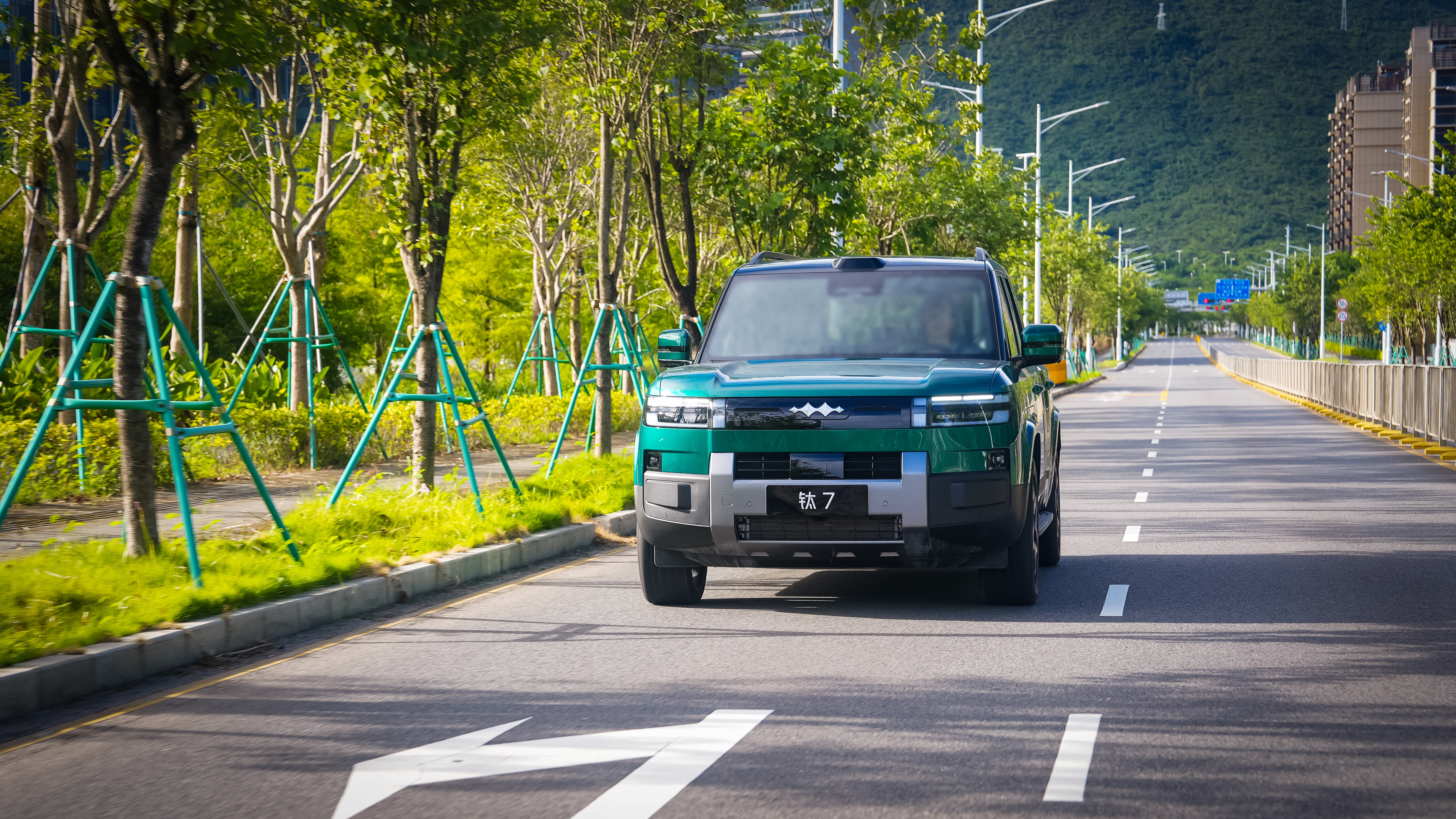 钛7「青峦翠」实车街拍炸街！珠光蓝绿交织如丛林秘境，强光下泛起金属涟漪，暗处沉淀