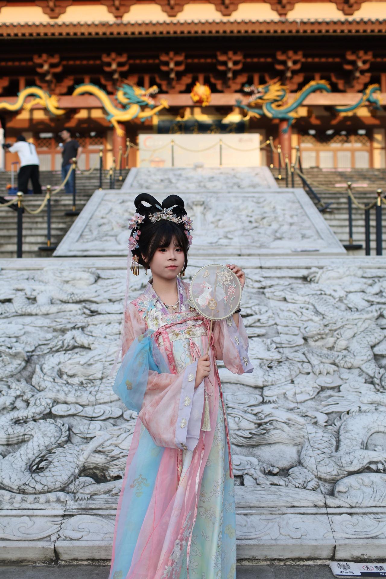 小姐姐在龙城阁下面打卡几张汉服文化复兴 古建打卡汉服出片秘籍 总要体验一次汉服吧
