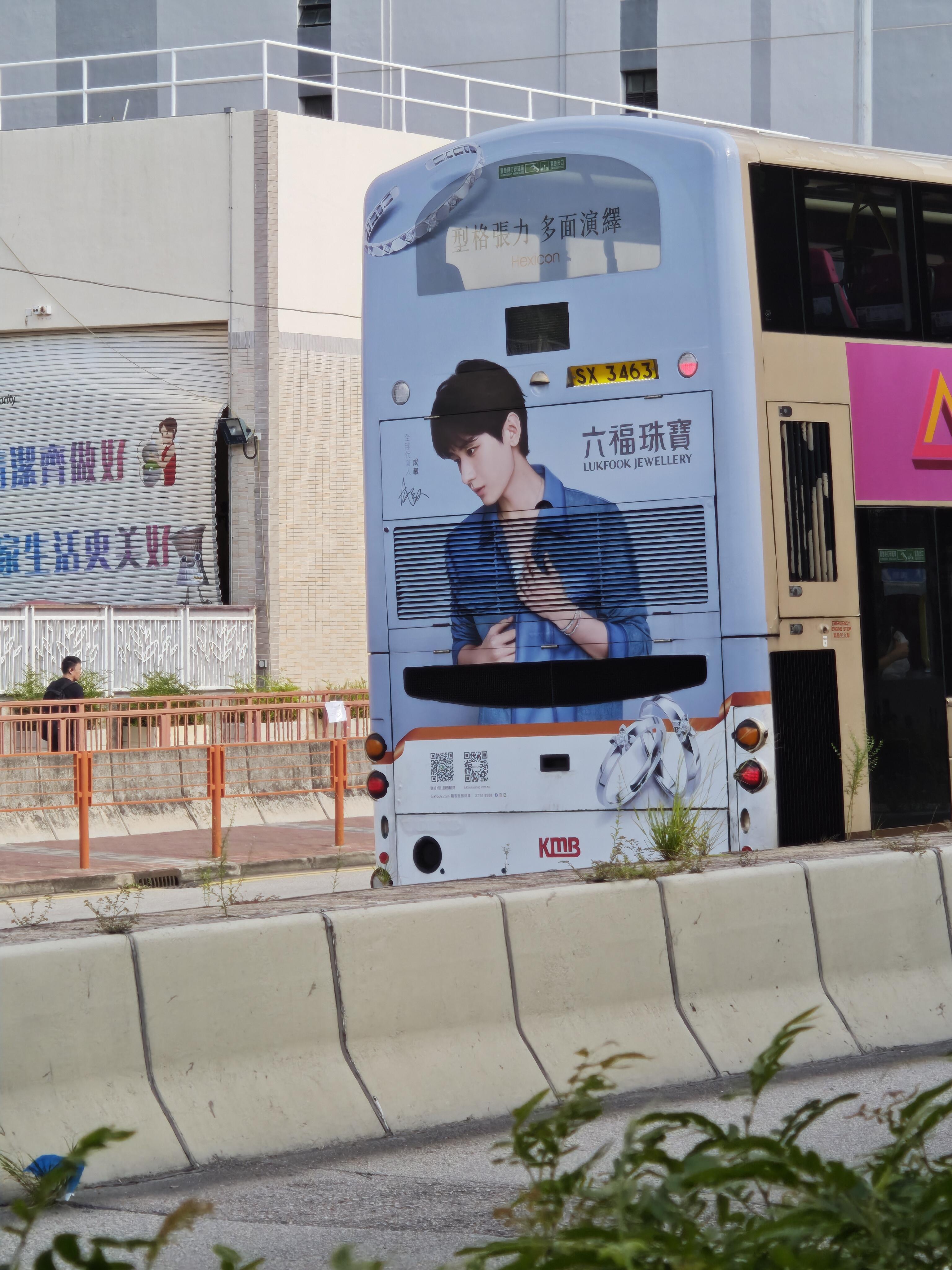 六福珠宝给全球代言人成毅安排的排面：香港街头八款成毅痛车！坐叮叮车游香港也是当地