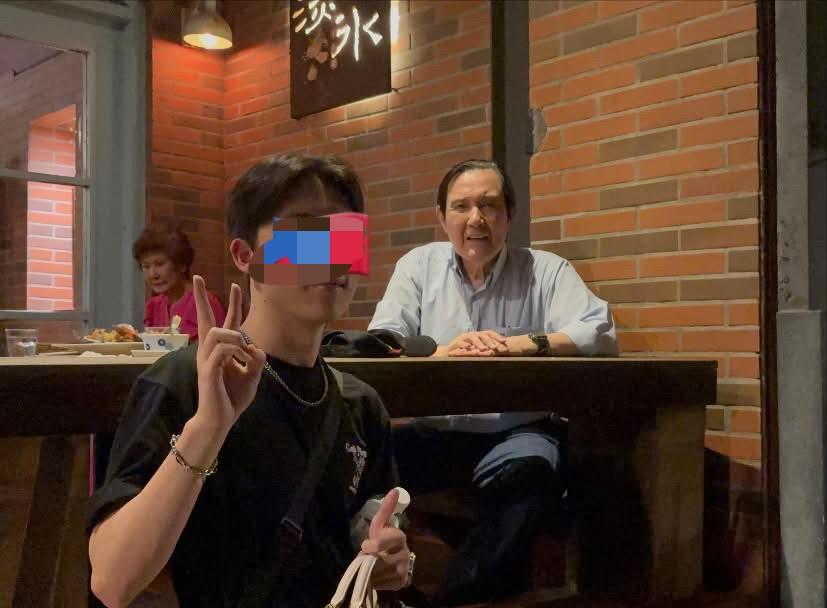 马英九最新画面曝光。
9月8日被拍到与姐姐马以南同游淡水老街。