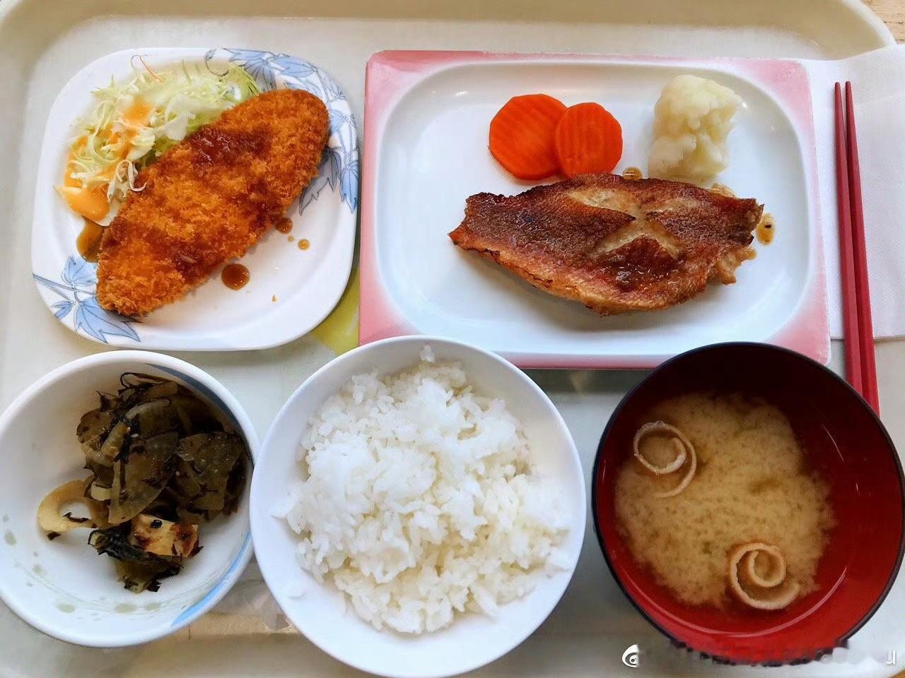 【搬运】2018年12月02日lunch time 点了健康套餐：烤鱼套餐再点了