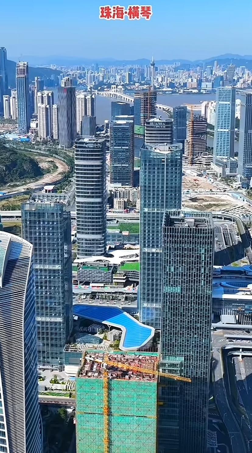 当初在珠海买高价房的外地人，现在真是欲哭无泪。这位网友的表哥，花230万在珠海买