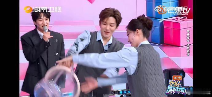 侯明昊侯明昊像是抢了娜扎的玩具玩上瘾了你好星期六 抡水桶接力名场面，侯明昊转不停