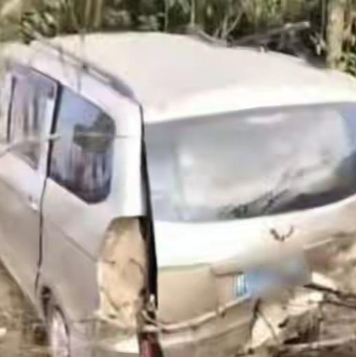 你能想象新手司机开车时，突然车辆失控，像疯了一样冲出路面，一头扎进30米深的山崖