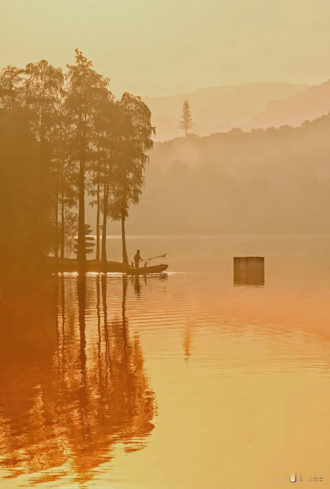 偶遇醉美日出，这不是湖南的小东江哦，而是广州白云区南湖风景区内，这里的湖光山色，