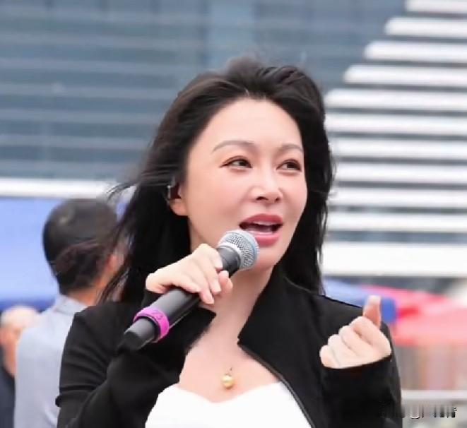 千百顺，真名韩超，来自哈尔滨，著名歌手及演员，身高165cm，十分漂亮，2012