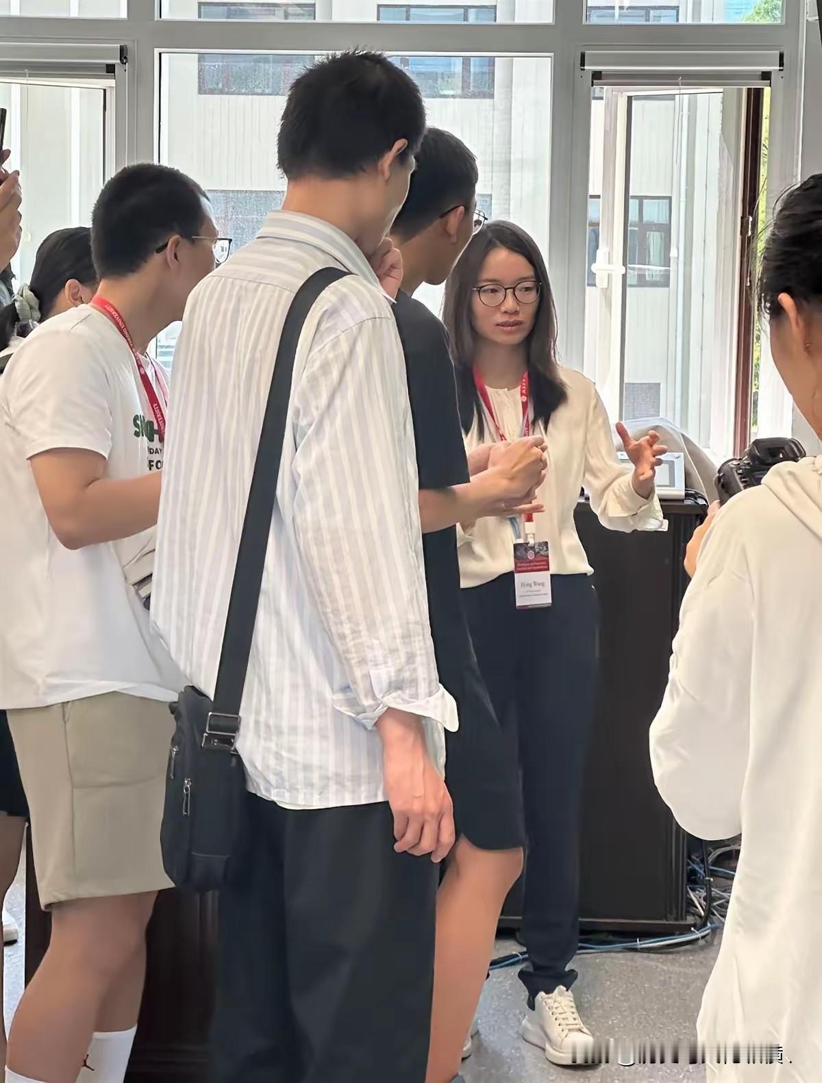 韦东奕也在认真听王虹讲题。