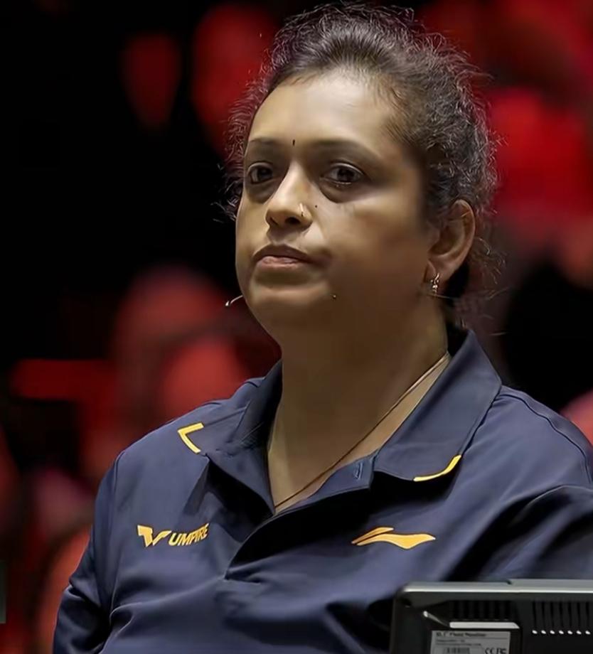 本以为孙颖莎主动提醒对手挑战鹰眼，霸气十足，没想到，当值女裁判的妆容，也挺让人意