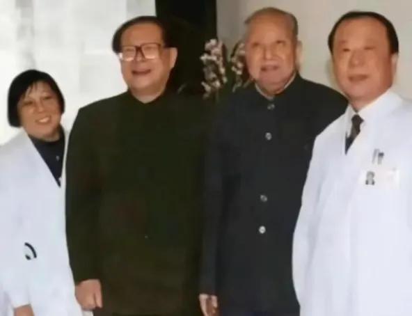 江老探望华老时的一组留影，拍摄于1999年北京。
当时华老因病住院，江老听闻随即