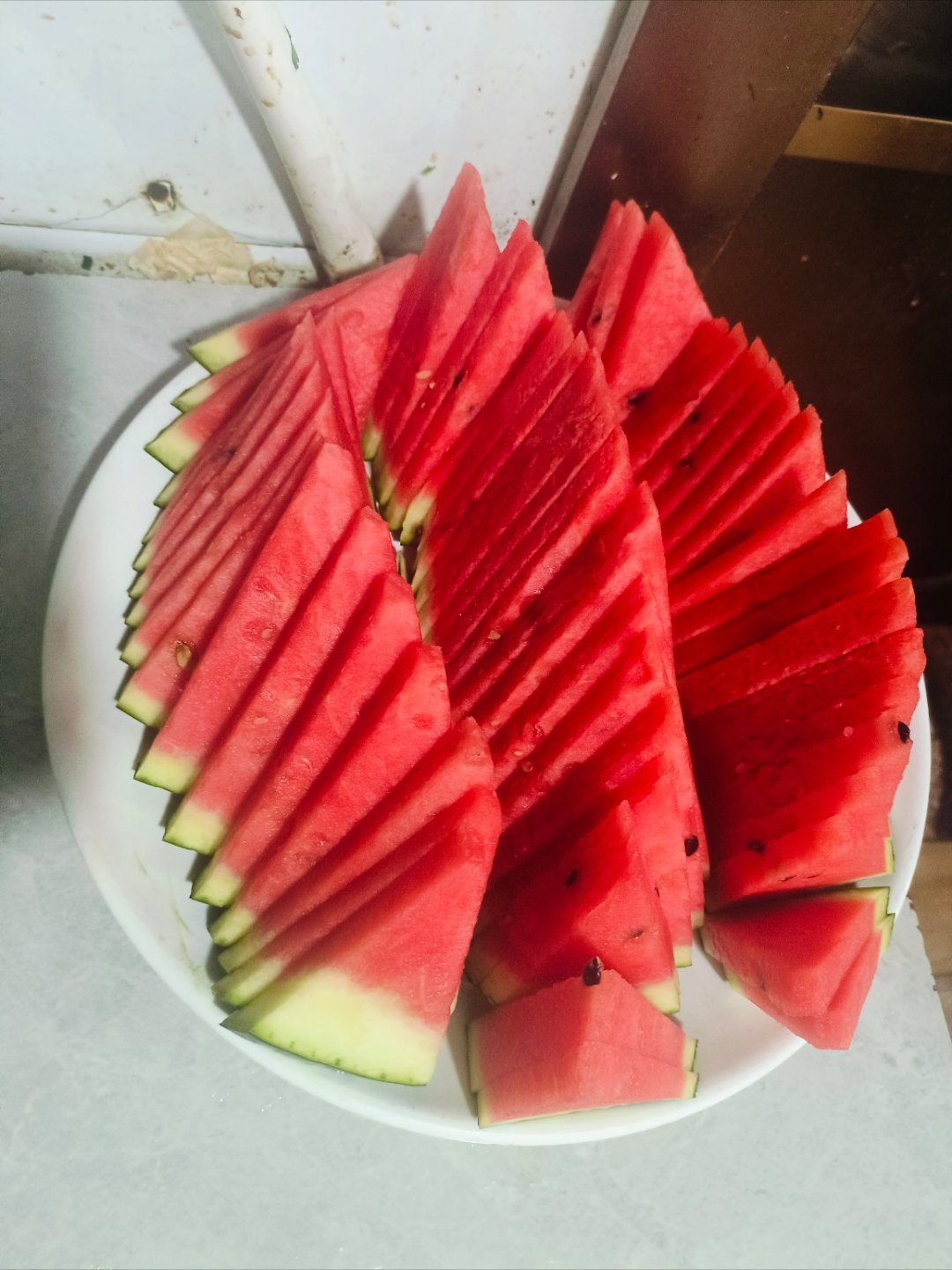 夏天的快乐，是这盘切得整整齐齐的西瓜给的🍉红瓤脆甜，汁水满溢，每一口都是冰镇的