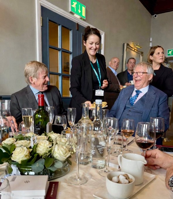 国王：在安特里赛马场又度过了超棒的一天！我们俩谁都没挑中获胜的🐎 