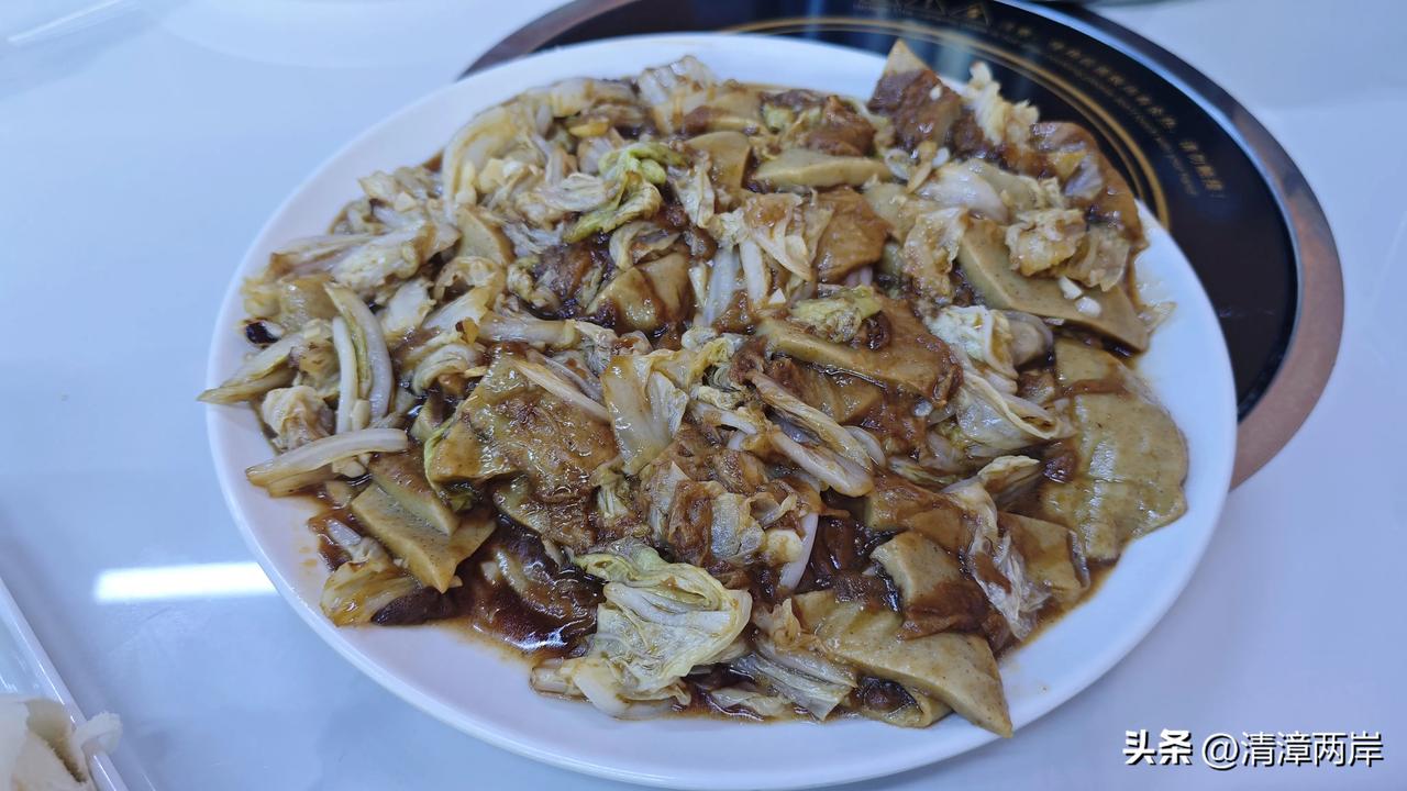 每次回到故乡吴桥，有一道菜我必定会去品尝，那便是醋溜粉饹馇白菜。提及粉饹馇，或许