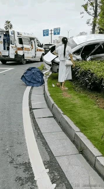 这真是太 疯狂了！23岁开车女司机，上午才领的驾照，中午才去四S店去提的车子，下