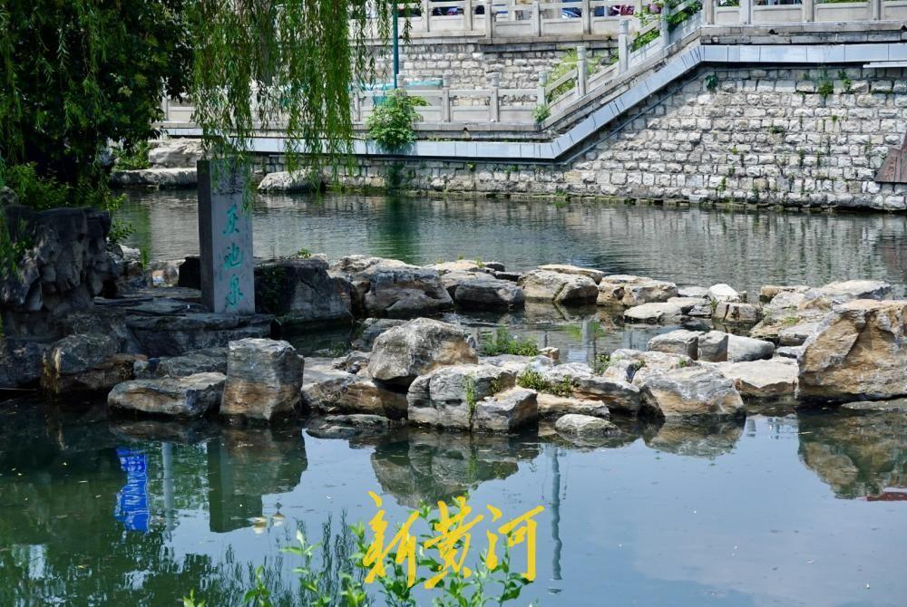 7月22日，在济南泉城广场西侧的山水沟景观提升项目现场，河道西侧新建的木质栈道与