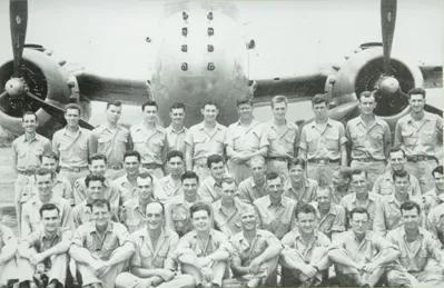 1944年11月的一天，戴自谨奉命飞往湖北宜昌轰炸日军机场。乌云低垂，他飞到宜昌