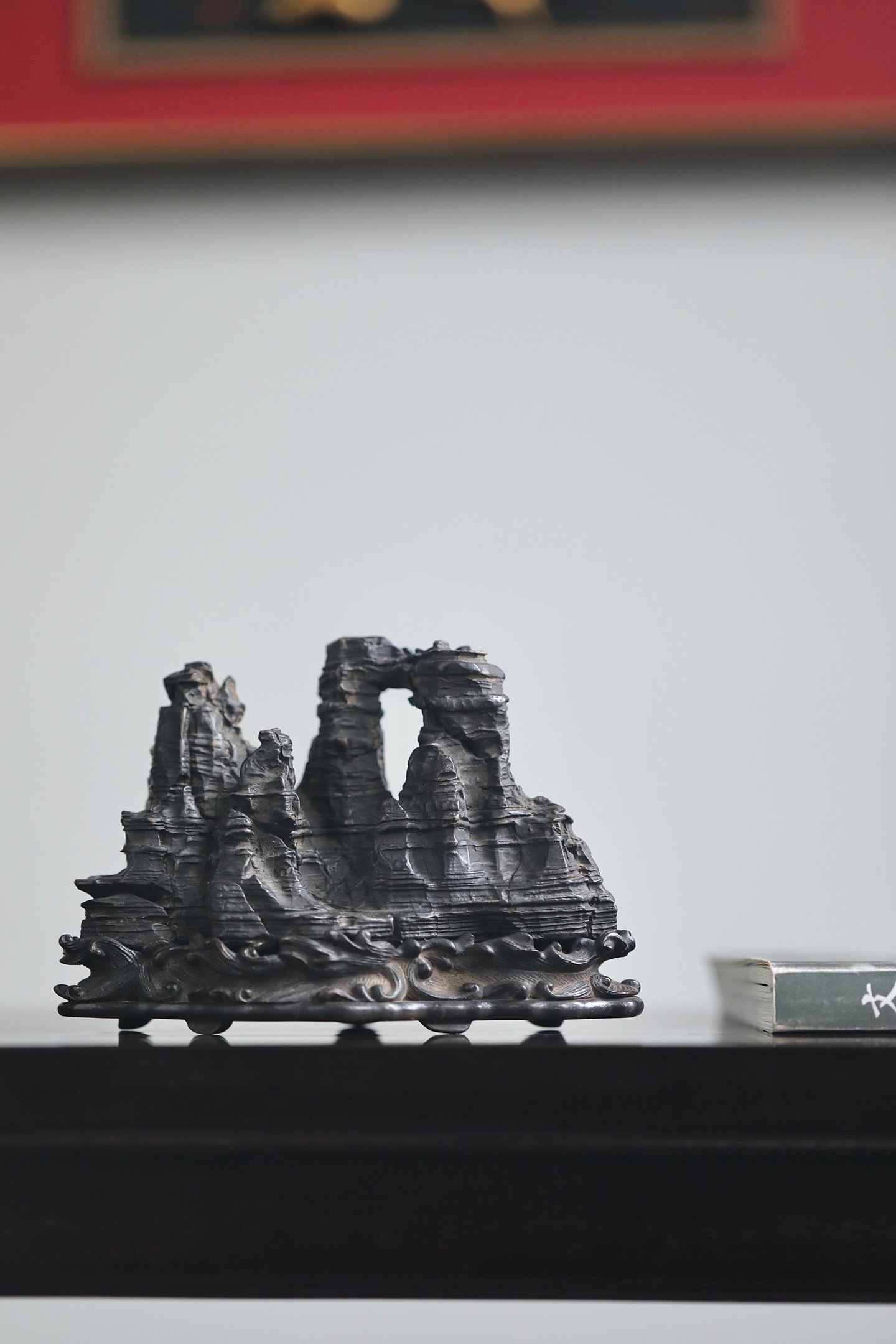 灵璧石 | 山子这方灵璧石山子，纹理如被风雨侵蚀过的层层岩崖，每一道褶皱都饱经沧