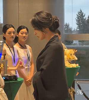 旁边两个女生都忍不住欣赏的眼神![呲牙]