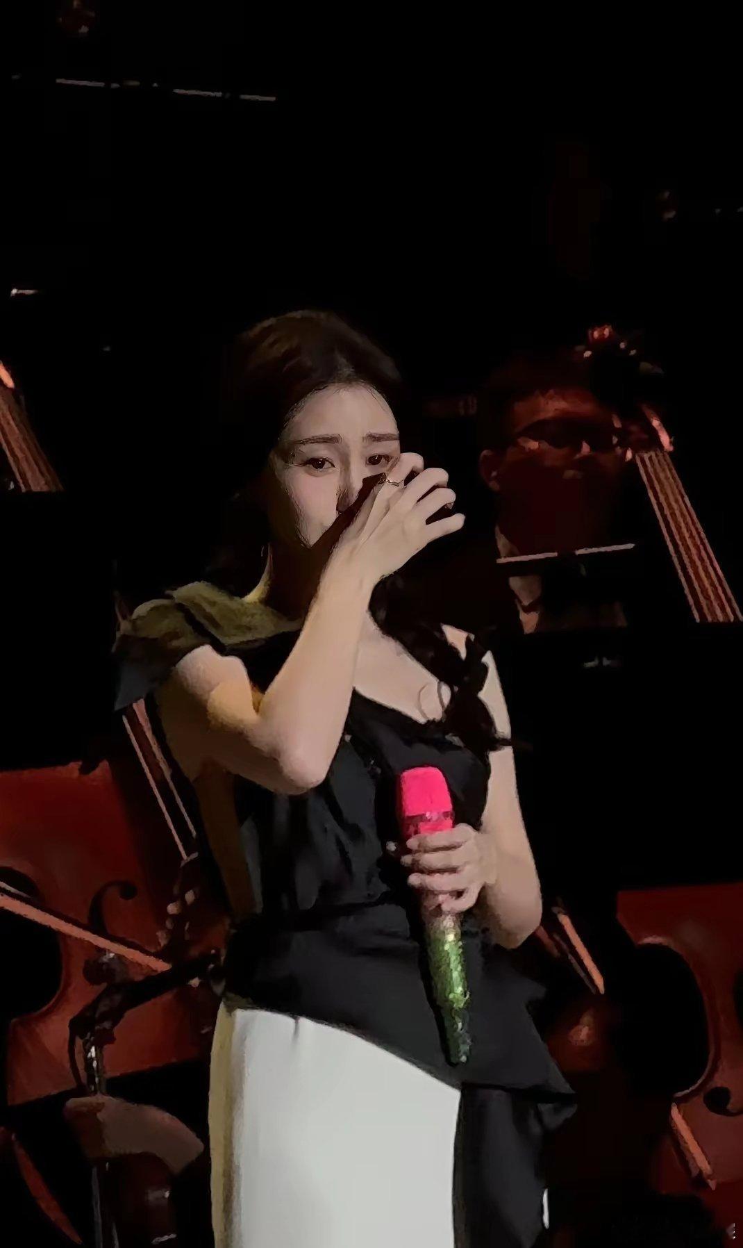 张碧晨今晚估计睡不着了！张碧晨广州演唱会本来以为会有很多人去看的，万万没想到​票