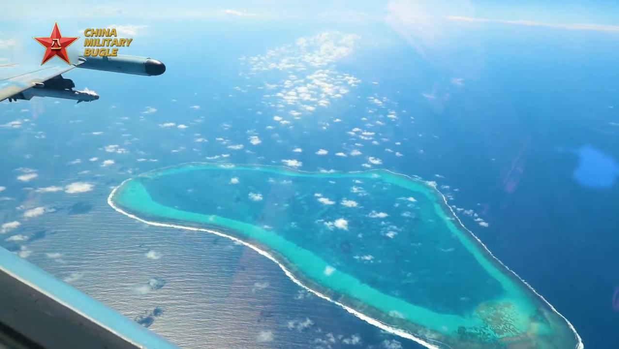 苏-35战斗机飞越黄岩岛