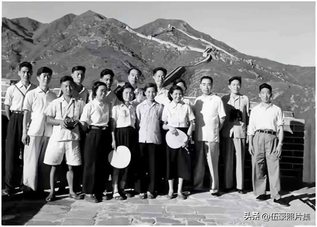 1955年8月，周恩来总理在视察新中国第一座大型山谷水库——官厅水库期间，与建设