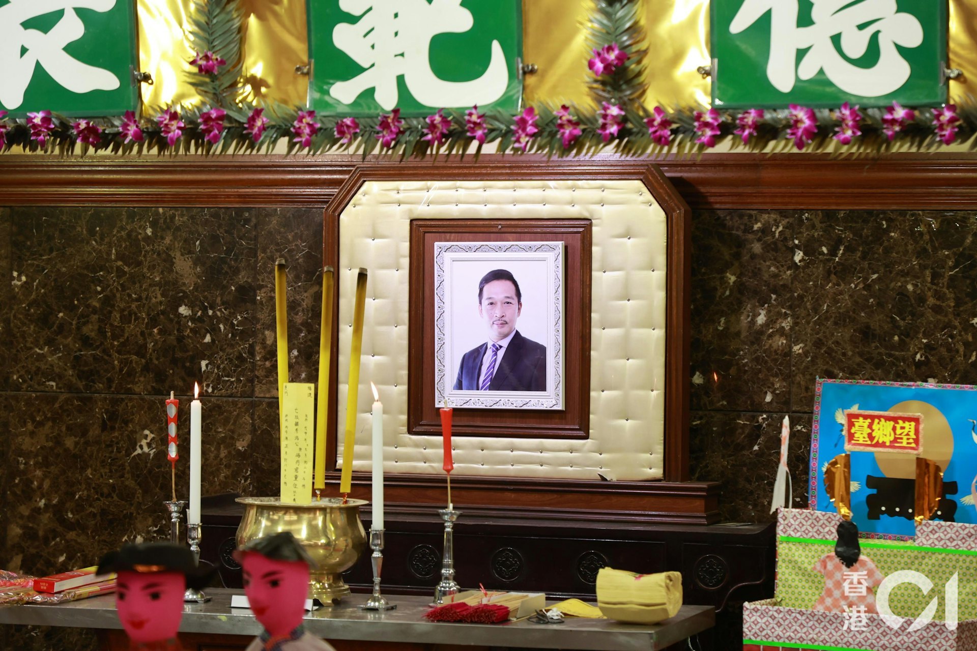 香港男艺人游飈丧礼今日于红磡世界殡仪馆举行，让亲友作最后道别。其家人神情哀伤一早