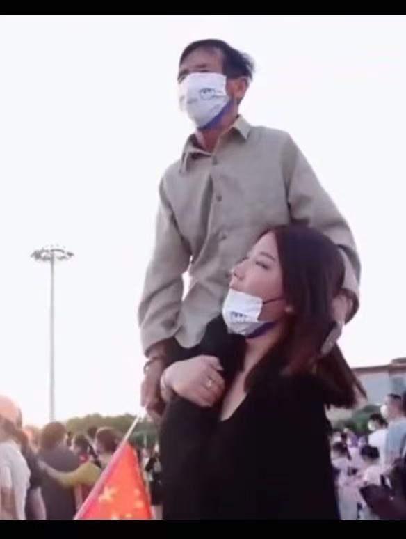 河南一个50岁的光棍，在路边捡回来个女婴，没想到养了十几年被闺女嫌穷！闺女：“你