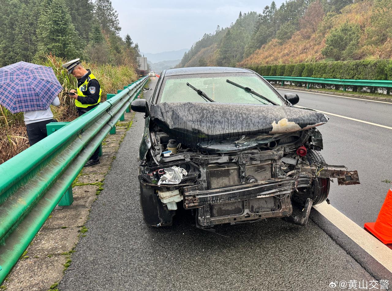 交警紧急处置化险情】4月5日5时许，S42黄浮高速下行线99km处，一小车因驾驶