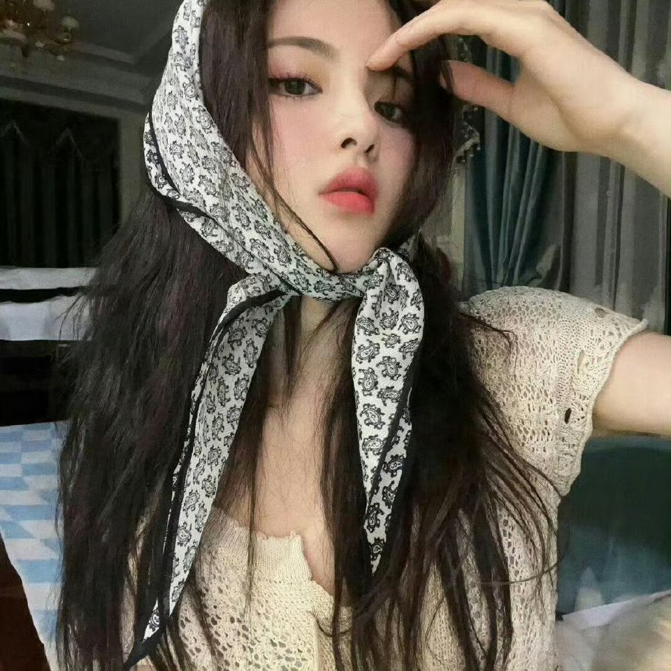 杨超越的脸只有一个巴掌大此女完全老天爷追着喂饭，期待超越妹妹巴黎时装周 