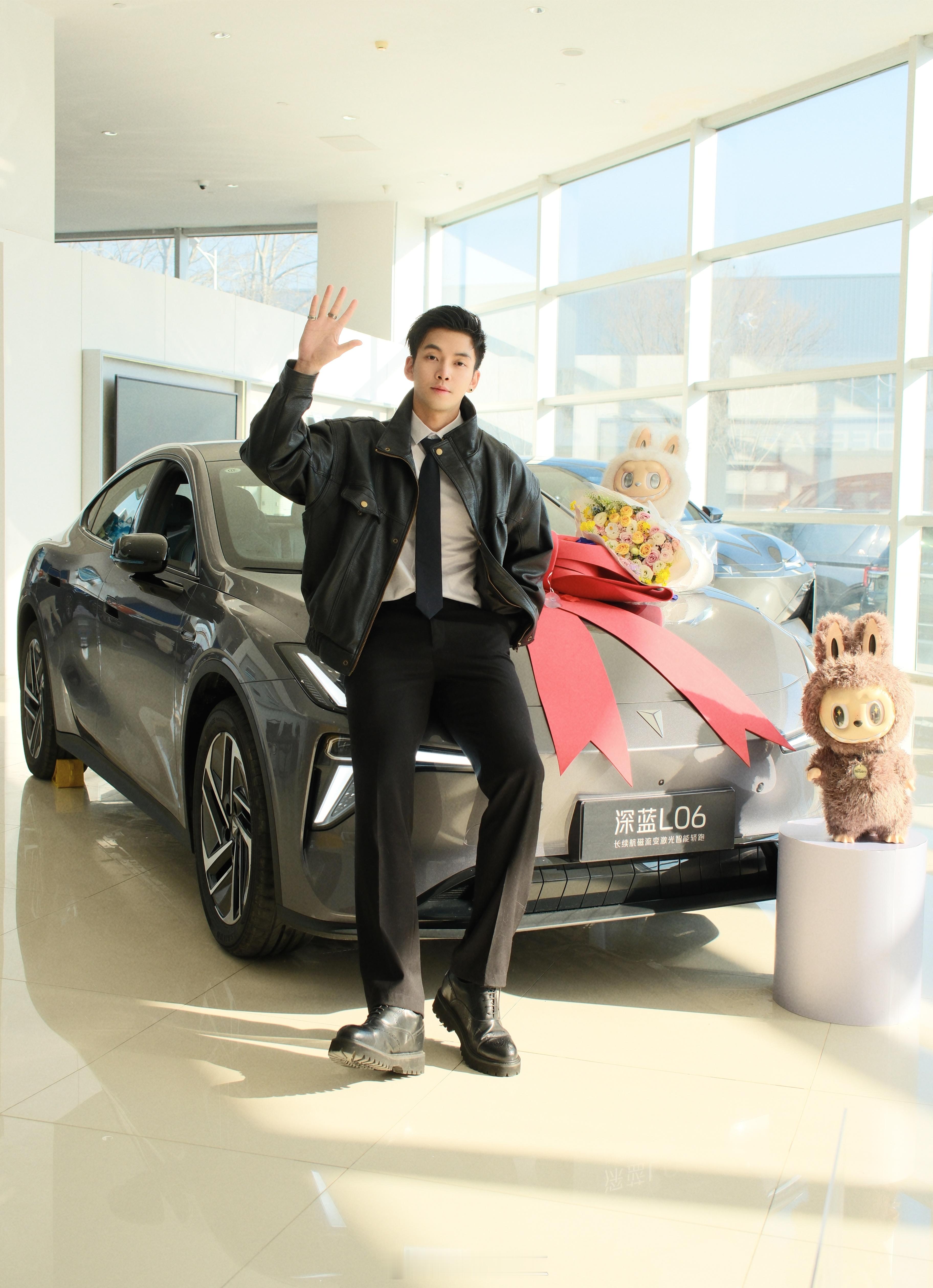 深蓝L06首批车主火热提车 本以为是寻常的提车照，一打开照片亮瞎了我的眼，帅哥们