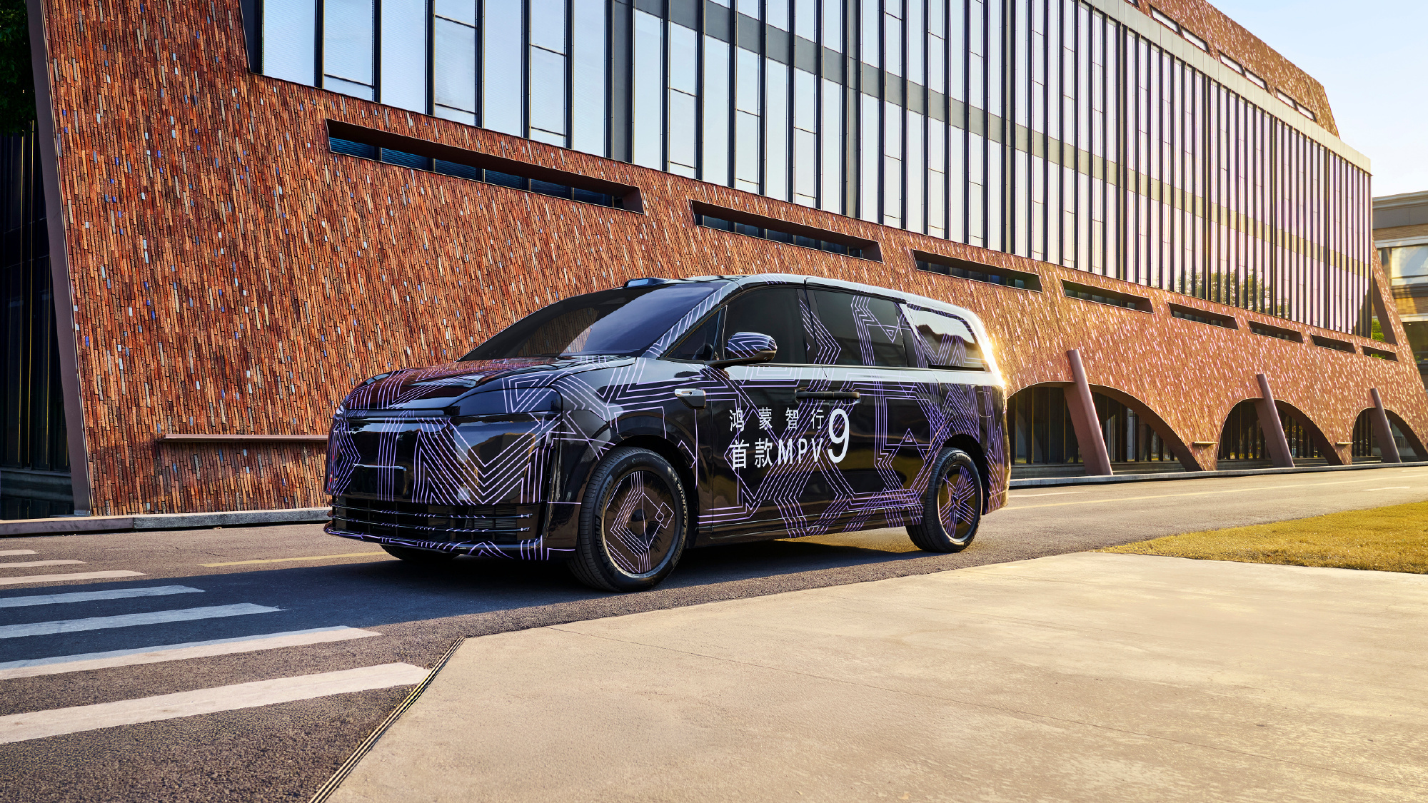 今天在深圳见到这车了智界v9 ，在深业上城，好似在拍定妆照跟网上猜图也大差不差，