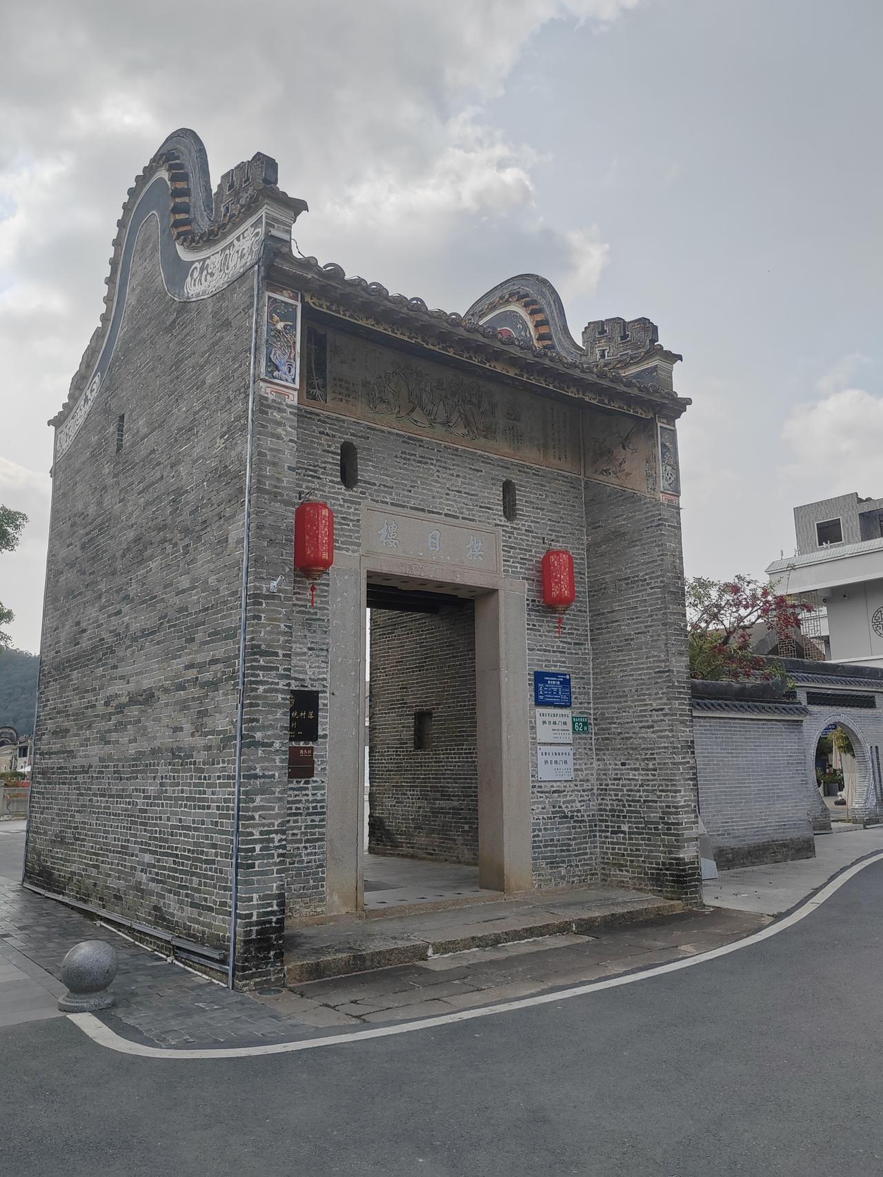 拱日楼位于港头村东侧入口，属清代风格建筑；因坐西朝东、最早迎朝阳得名“拱日楼”，