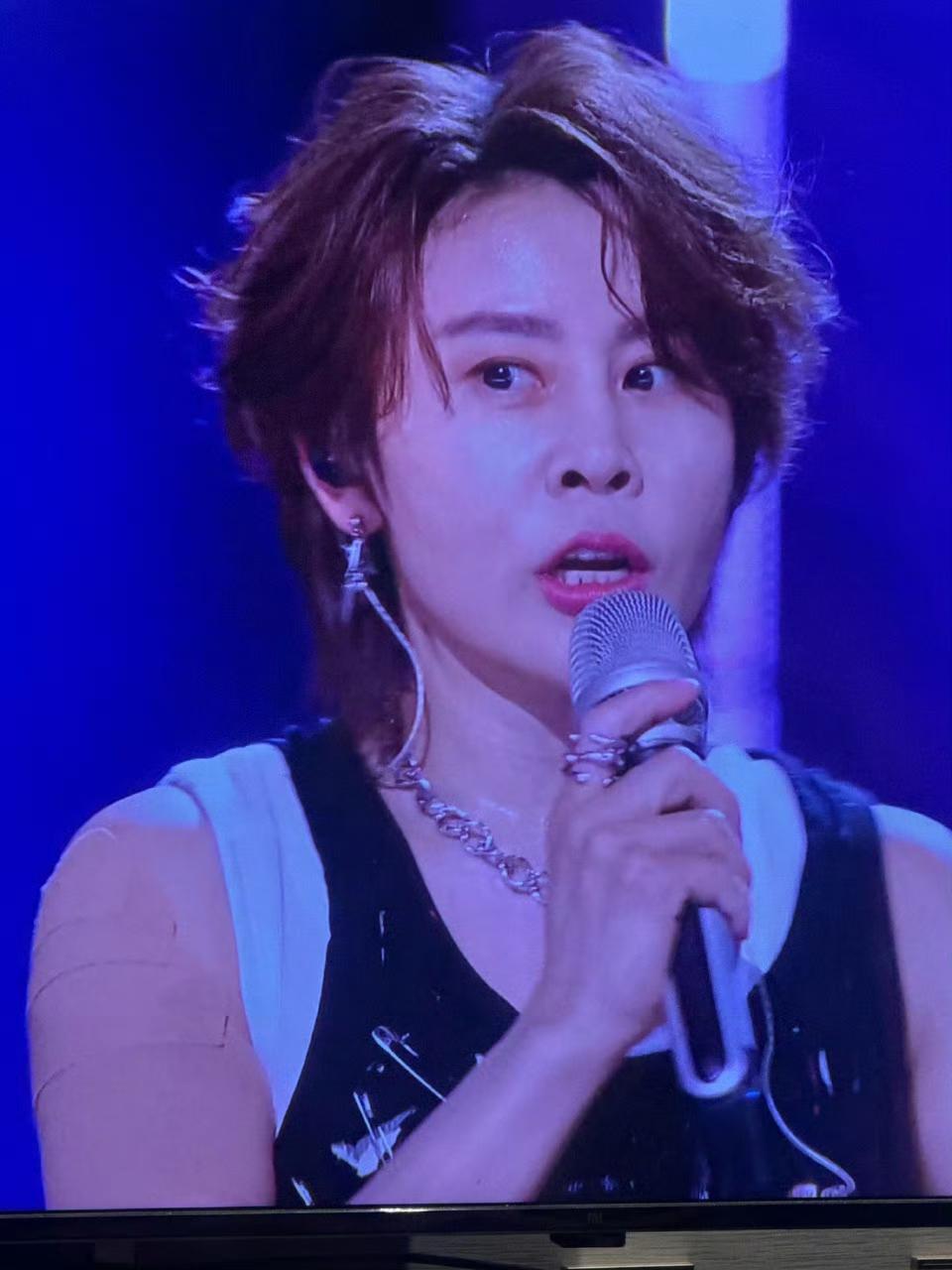 记者问王濛，二公马上上场，她觉得自己帅吗。

王濛随声唱道，我就是这条街最靓的仔