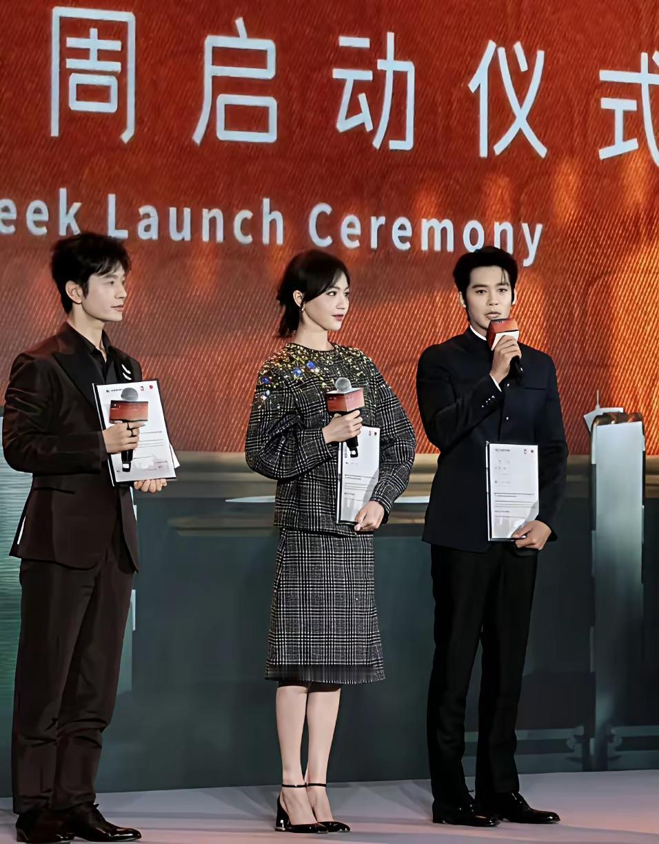 三星同框：穿着一身黑色中山装的于适发型酷炫，目光灼灼，神采奕奕，美中不足的就是脸