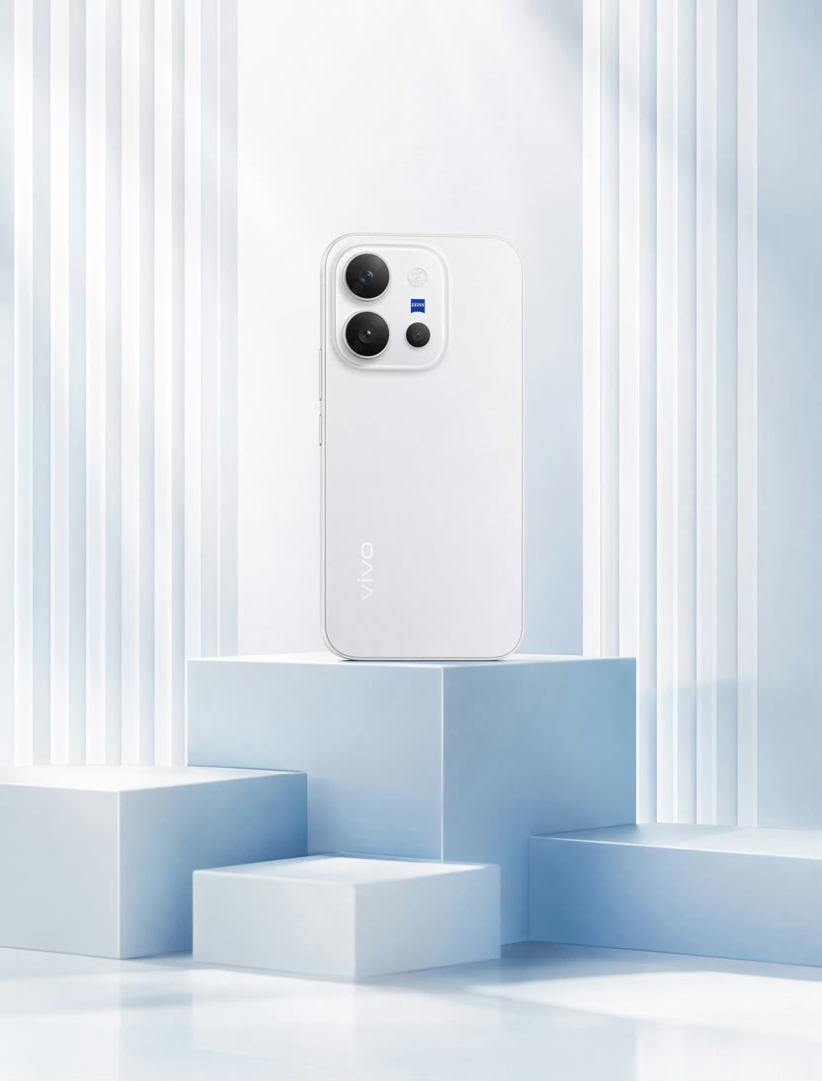 vivo X300E月光白如月光凝于机身，素白哑光质感清透干净蔡司镜头简约雅致，