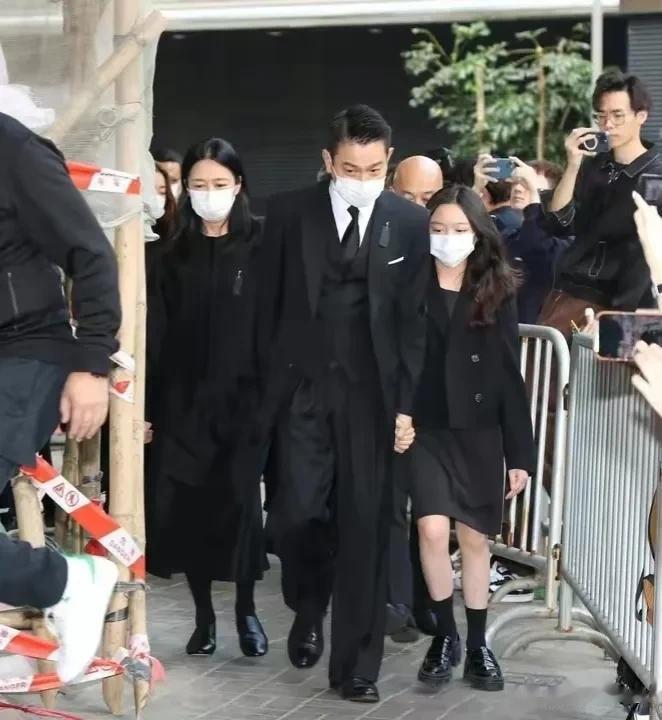 中国有句古话说的好——“龙生龙，凤生凤，老鼠的儿子会打洞”，这在刘德华一家人身上