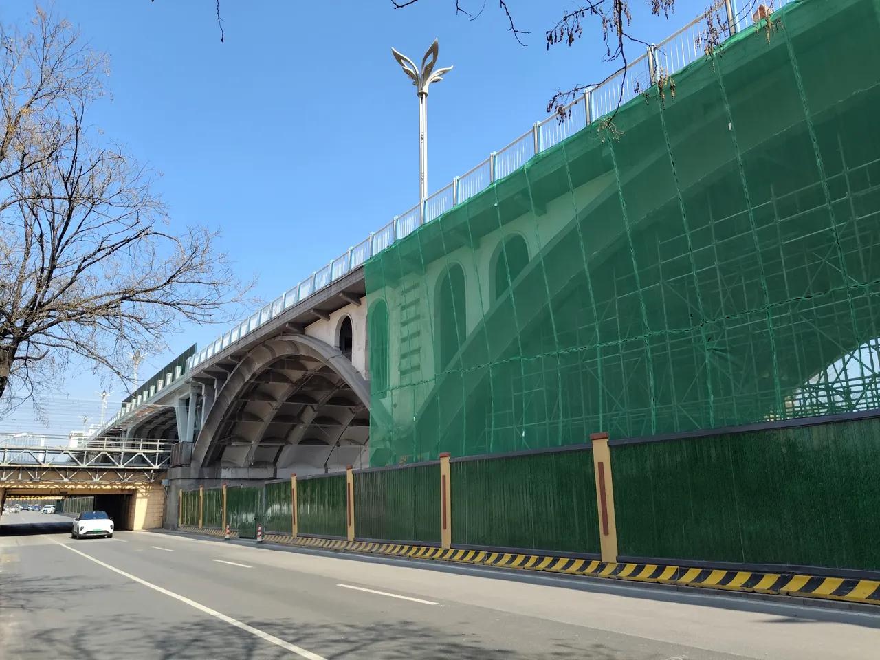 济南天桥正在大修当中，希望修好后不要把桥下出租开店了。


我记得当年天桥底下被