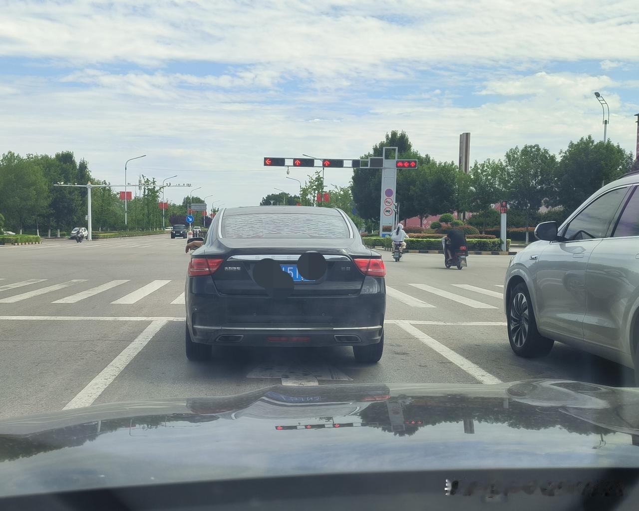 今天上午在一路口等红绿灯，右面车道突然上来一辆车，“哧啦”一声，急停在斑马线前。