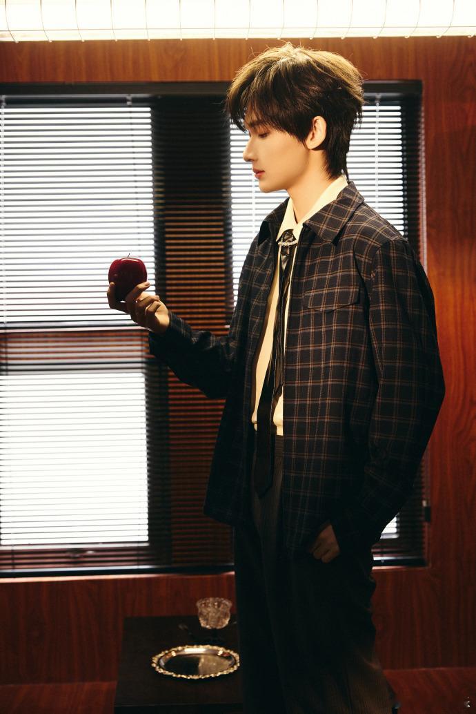 余宇涵问吃苹果吗余宇涵北影节造型 余宇涵北影节黑色西装造型太绝了，少年感和精英感