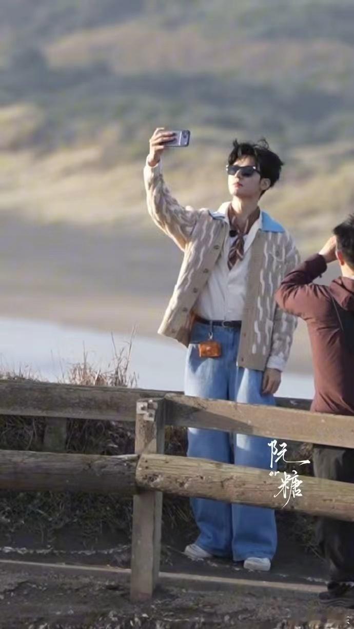 龚俊温柔风龚俊自拍中龚俊自拍中，龚俊温柔风穿搭尽显时尚品味，这个俊子小虎爪、龇小