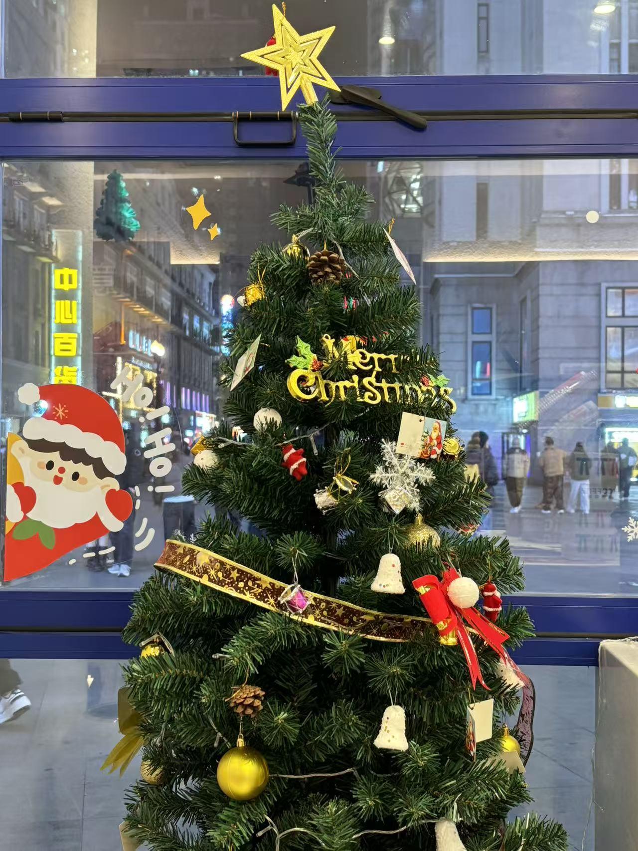 小女昨天考研结束吐槽：
结束了
写的手痛
笔要冒火了
就是写的太急了
我的作文没