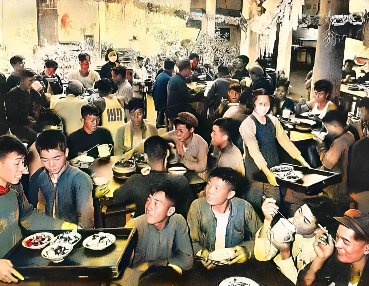 1958年，人民公社的大食堂里热闹非凡。每一张饭桌旁都坐满了社员。每一名社员的脸