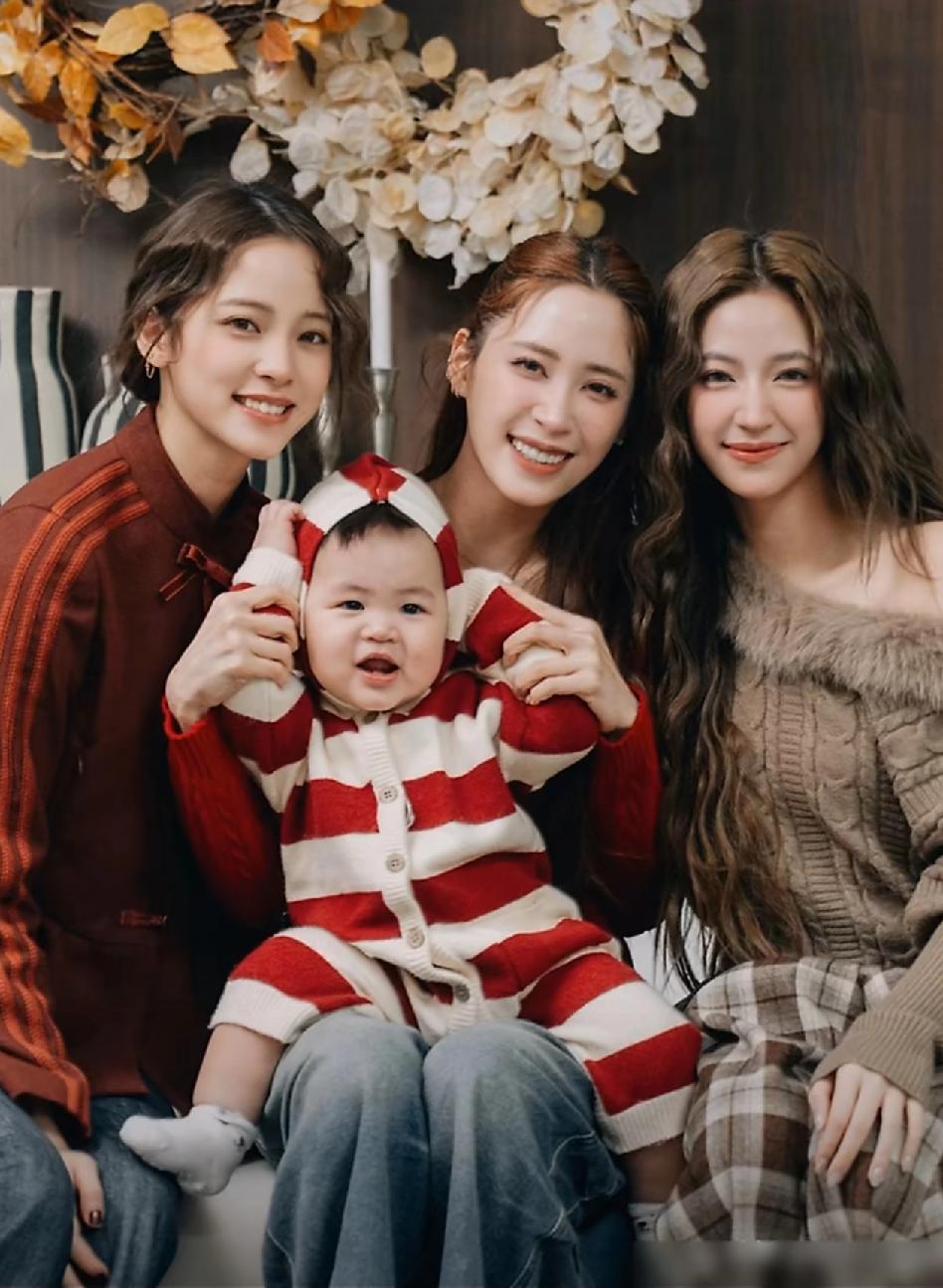 欧阳娜娜一人，需承载多少家庭期望？

长姐欧阳妮妮已嫁人定居杭州，转型直播带货；