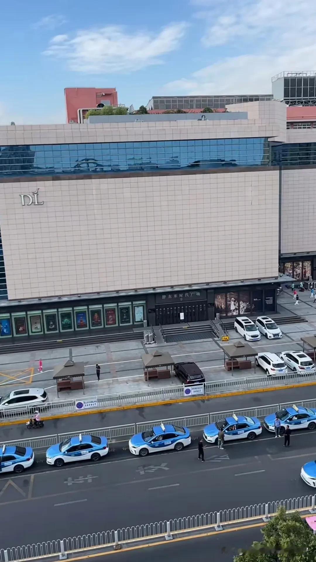 胖东来就这么任性，逢周二必闭店逢，管你是中秋还是什么节日。
   在全国有多少零
