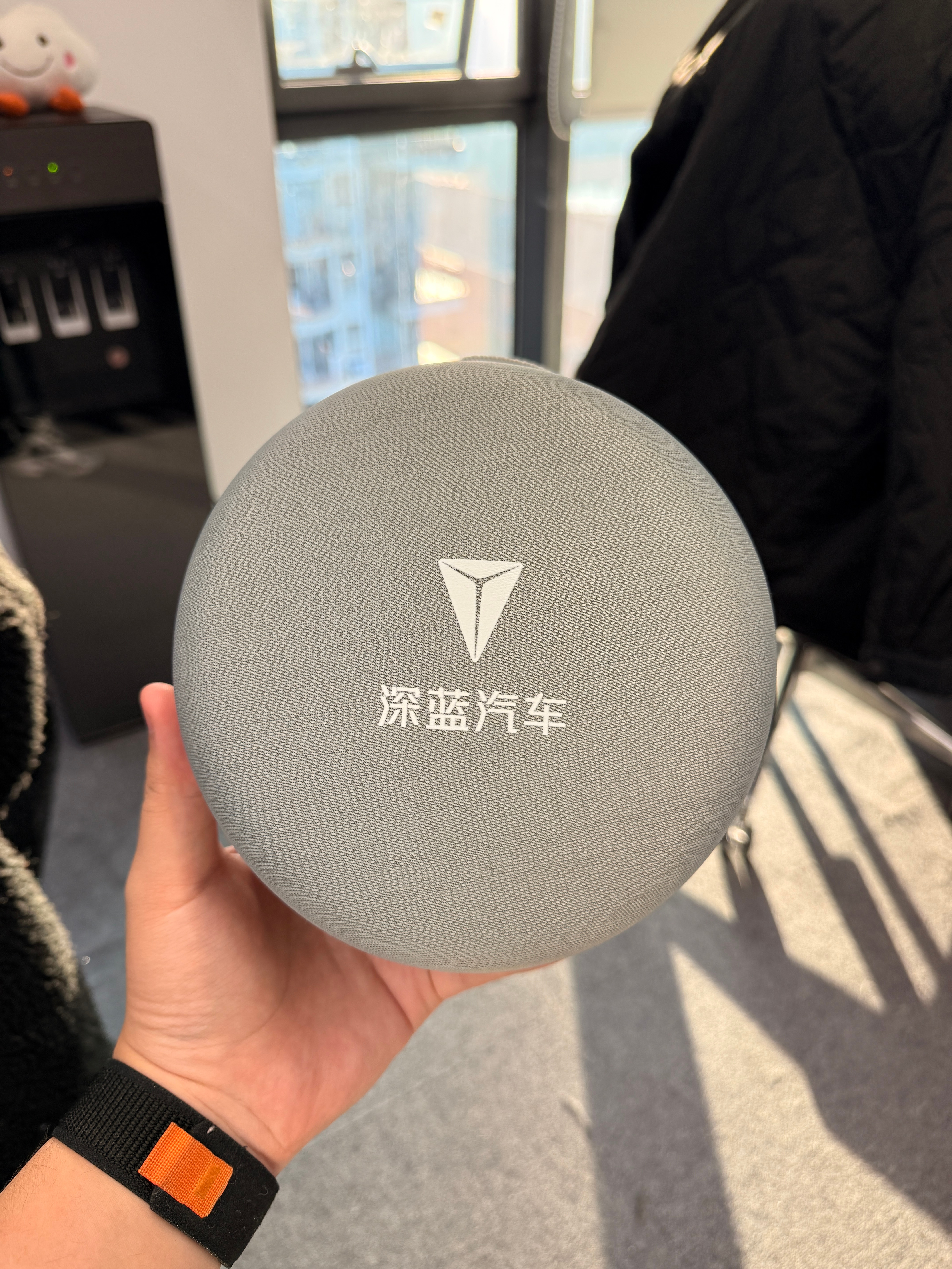 今天周末 给大家抽一个U型枕（深蓝汽车）铁粉评论即可  抽奖详情