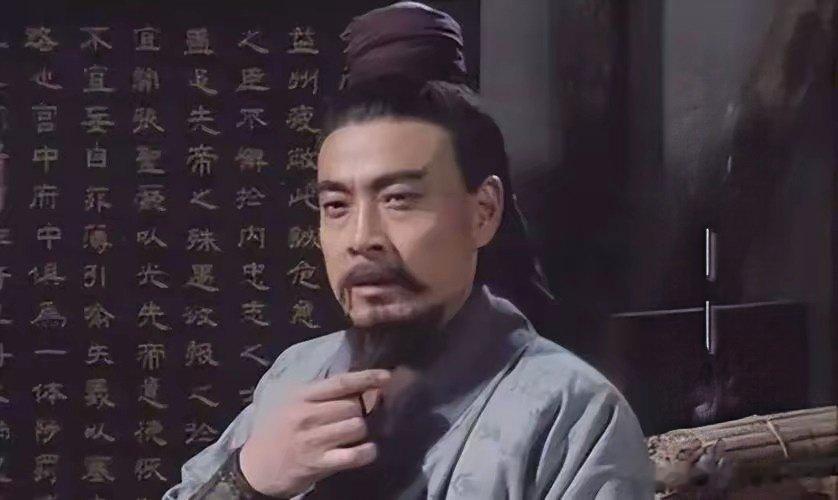 公元 228 年，汉中营帐内，诸葛亮望着地上那颗鲜血淋漓的人头，猛地一拳砸在案几