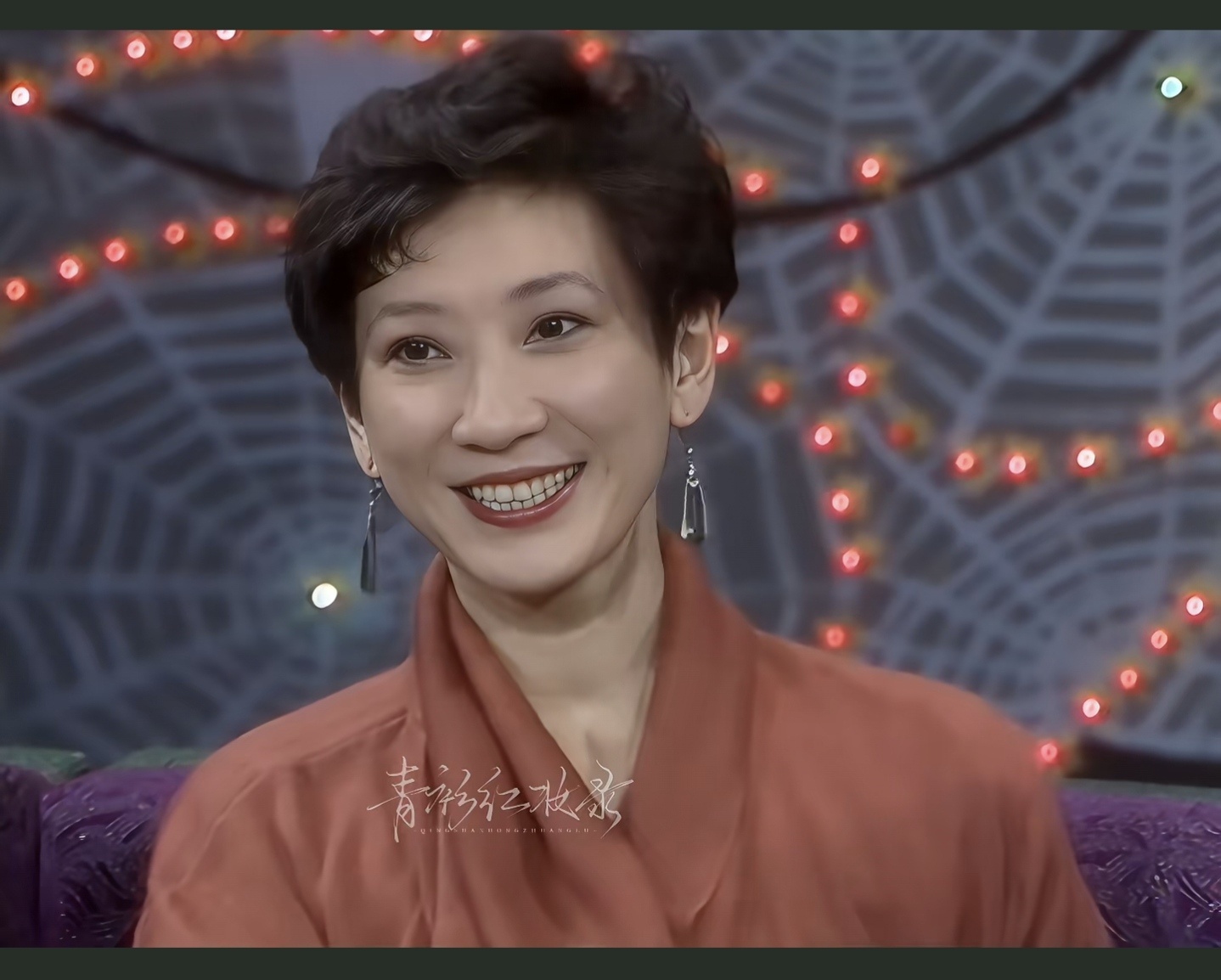 耳垂朝口，正面看就不会向两边翻翘。 
