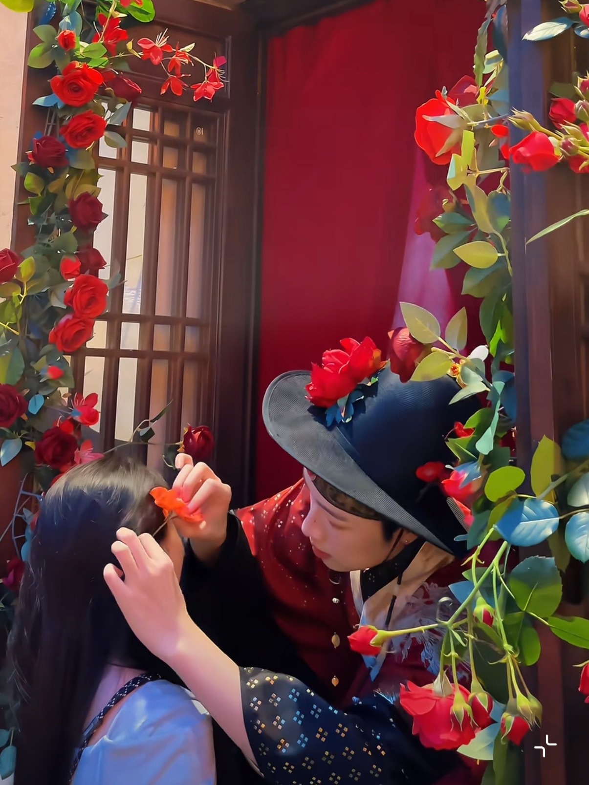 NPC小黄鱼互动改送簪花葛仙村小黄鱼现在已经不送棒棒糖，改送簪花了！挺好，既保留